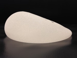 Form stable anatomic shaped silicone breast implant